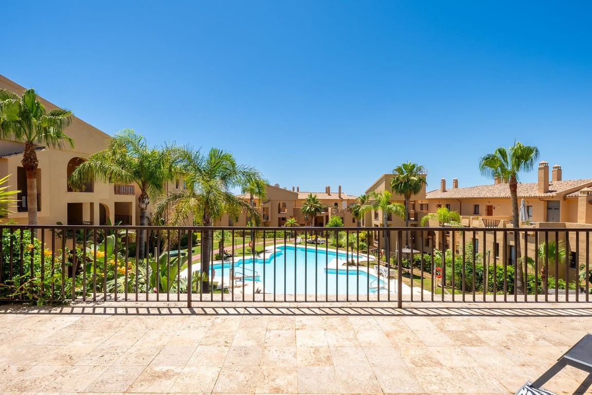 Apartment in Benahavis - Image 2