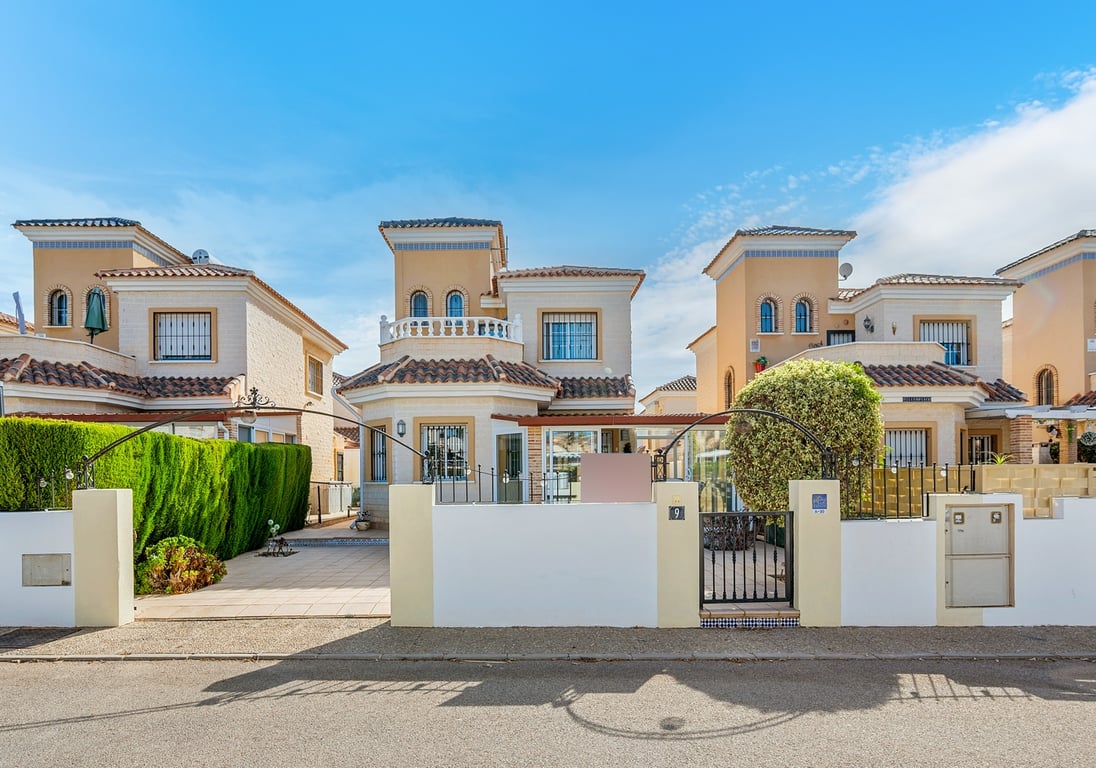 Villa in Urbanizacion El Raso