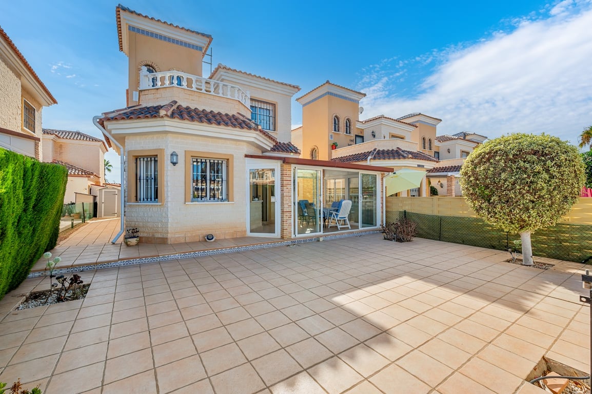 Villa in Urbanizacion El Raso - Image 3
