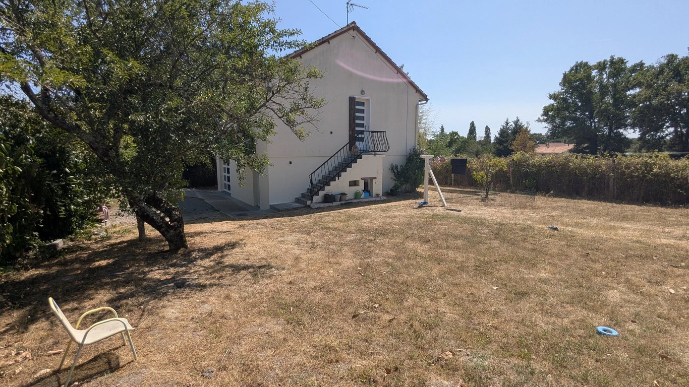 House in Saint-Leomer - Image 2