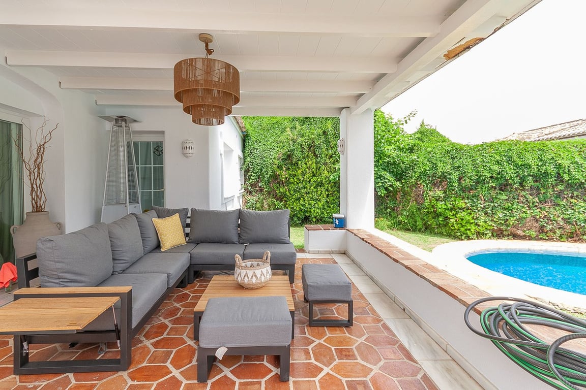 Villa in Elviria - Image 2
