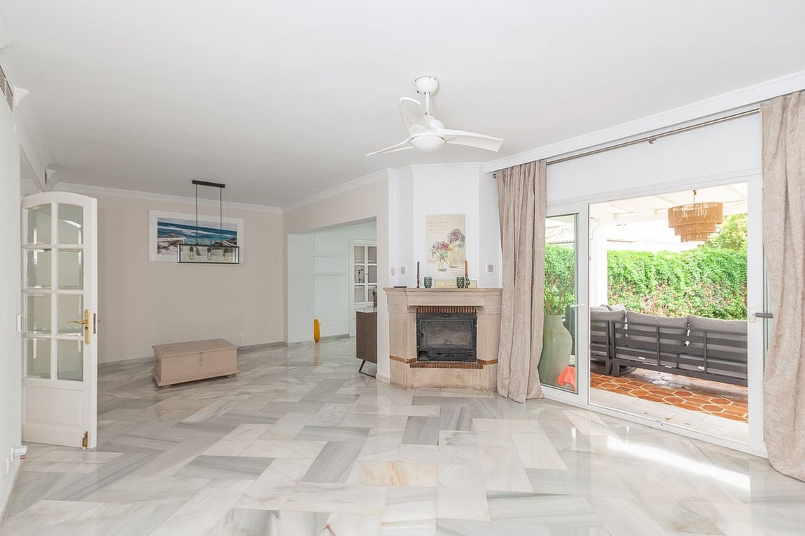 Villa in Elviria - Image 3