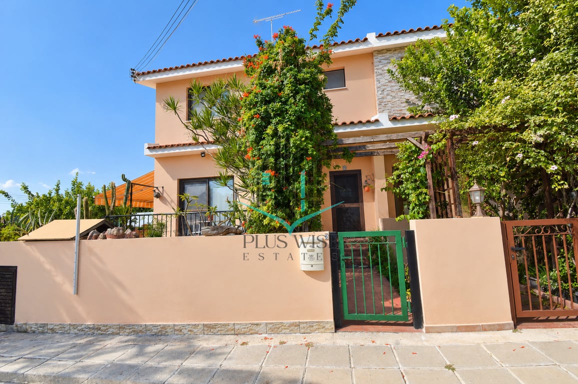 Villa in Oroklini - Image 2