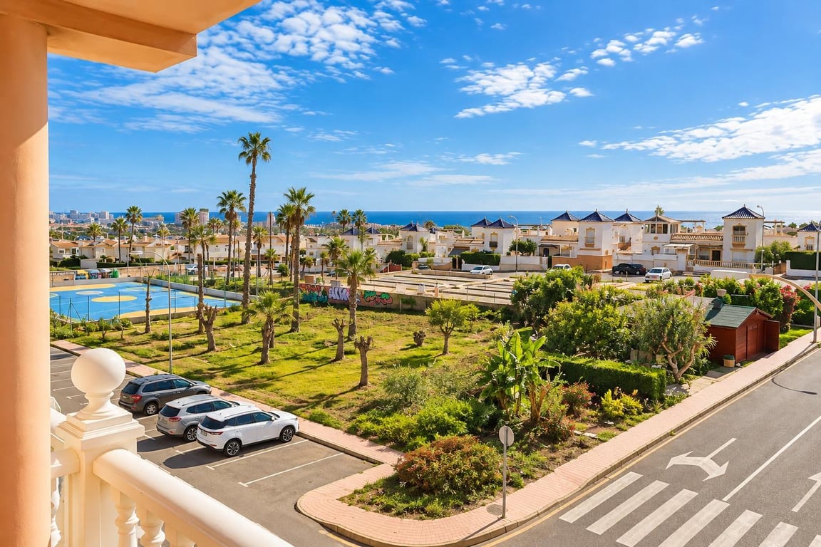 Apartment in Residencia los Altos - Image 2