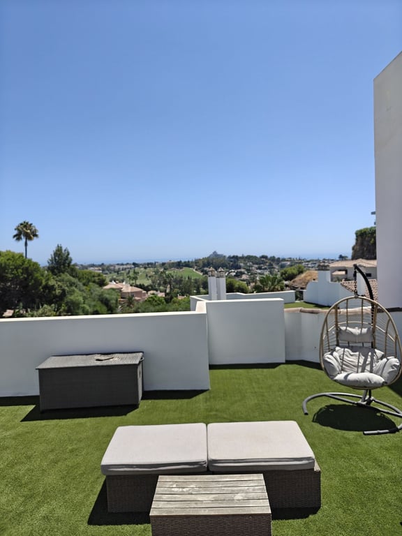 Apartment in Benahavis - Image 2