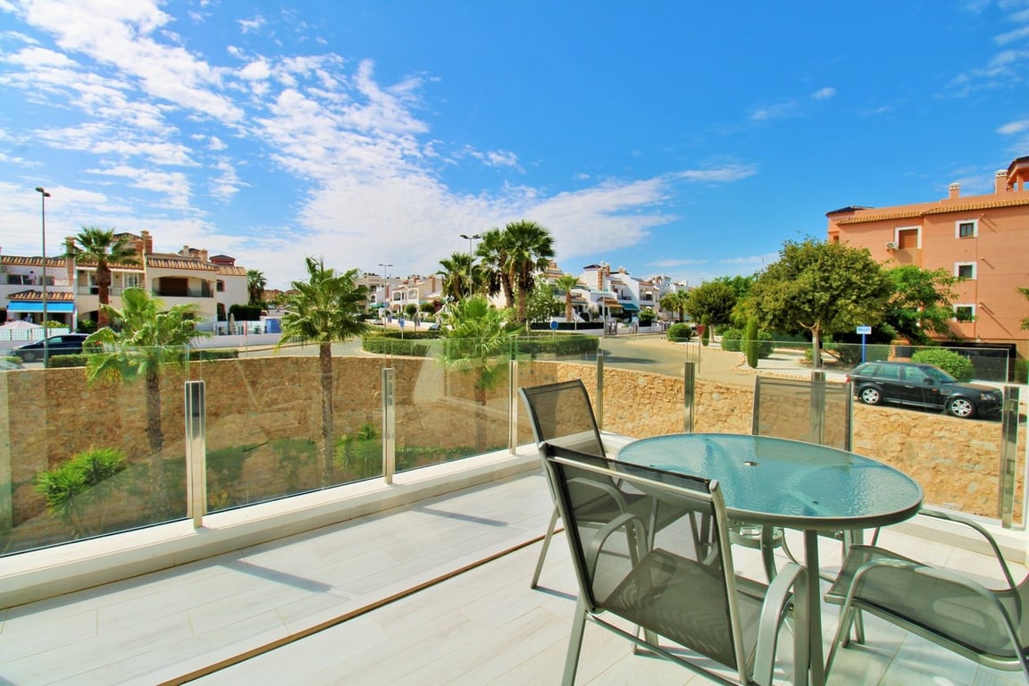 Apartment in Villamartin - Image 2