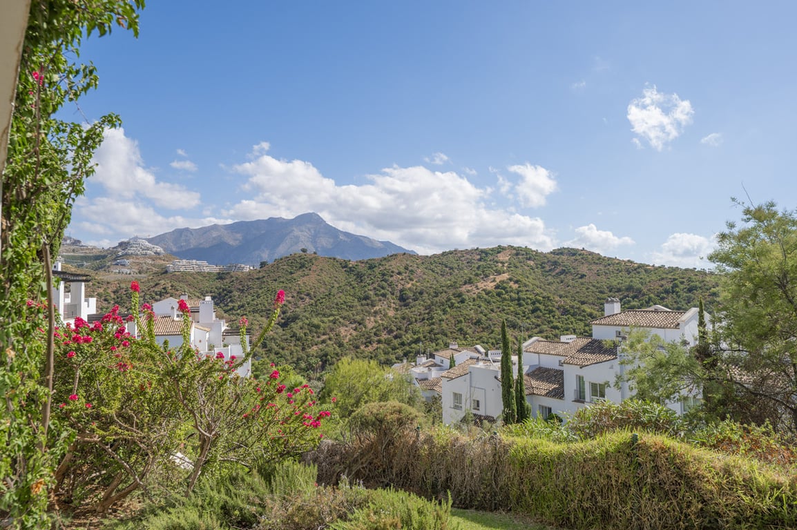 Apartment in Benahavis - Image 3