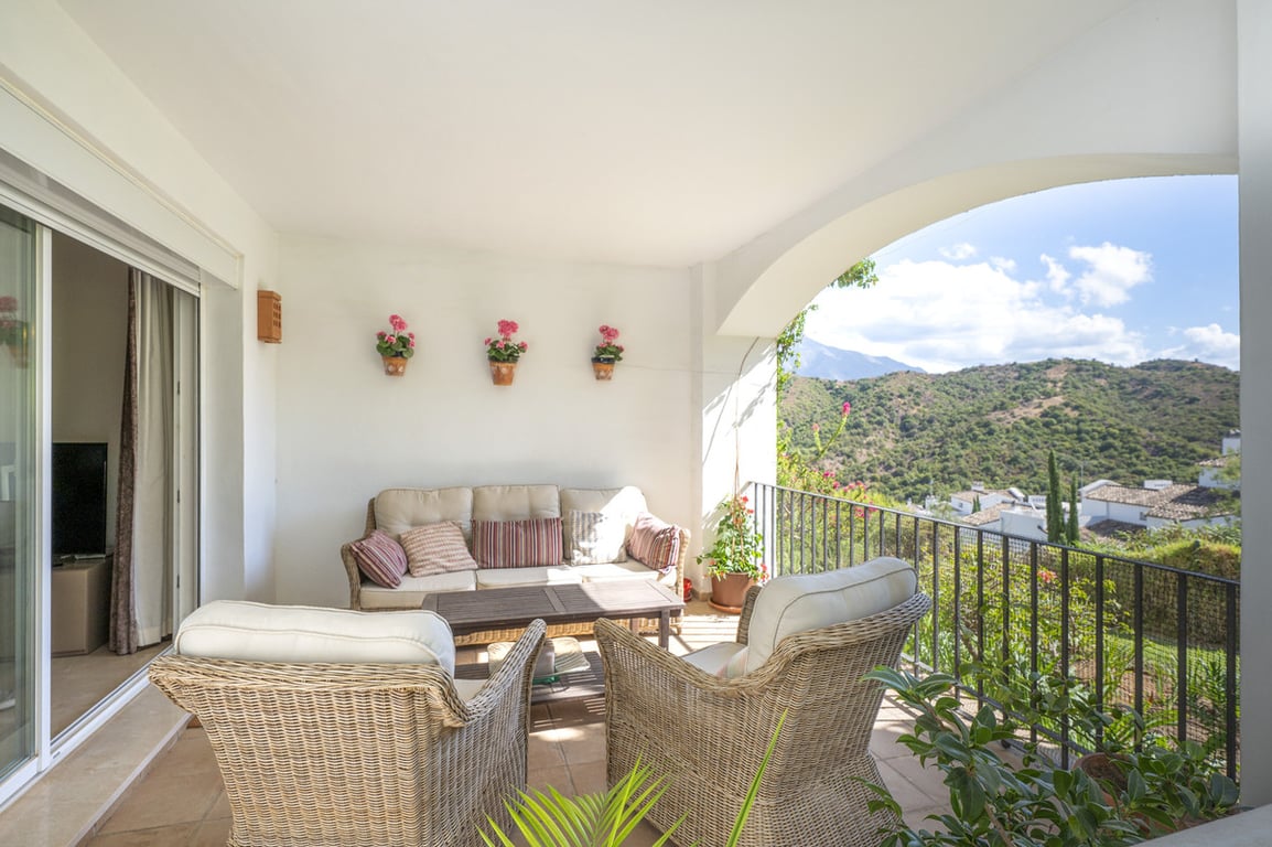 Apartment in Benahavis - Image 2