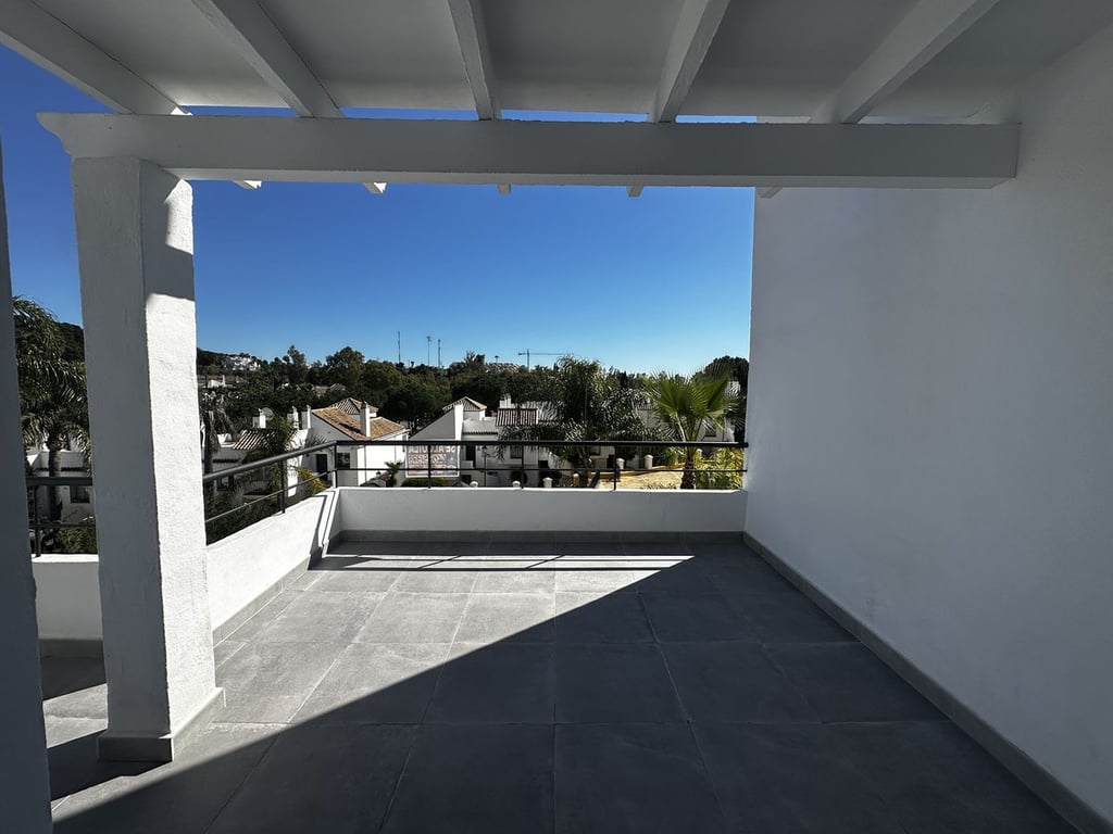 Apartment in Nueva Andalucia - Image 3