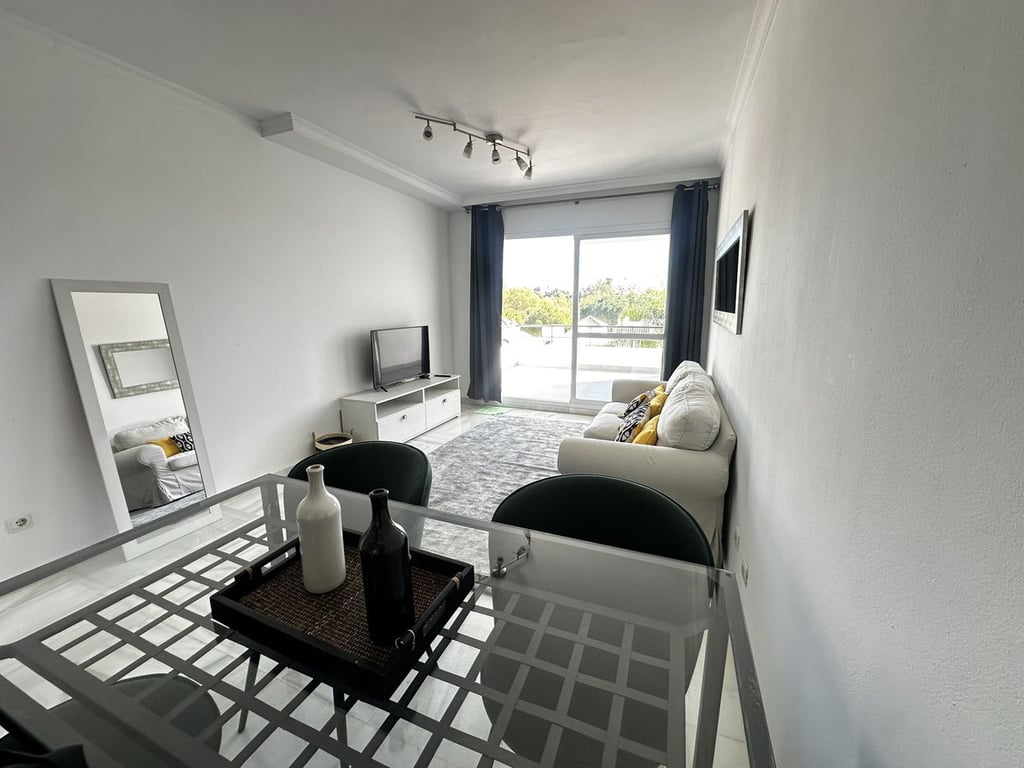 Apartment in Nueva Andalucia - Image 2