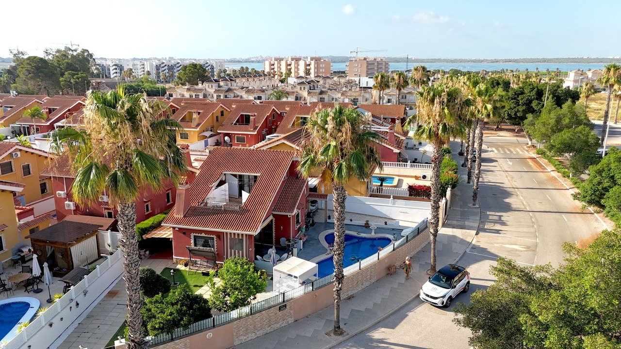 Villa in Guardamar del Segura - Image 2