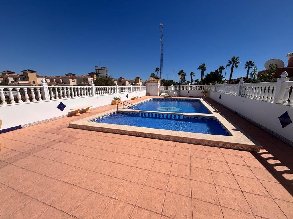 Villa in Guardamar del Segura - Image 2