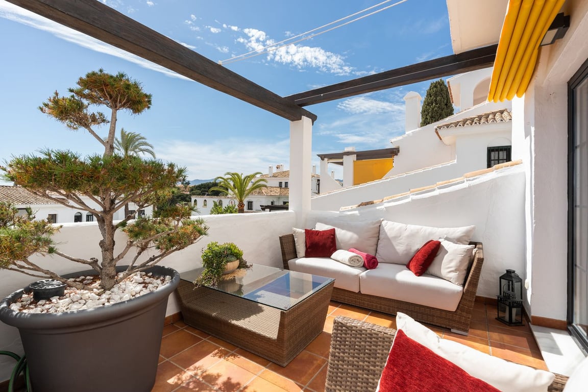 Apartment in Nueva Andalucia - Image 2