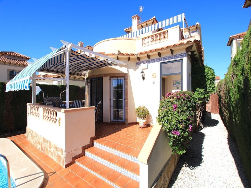 Villa in Urbanizacion El Raso - Image 2