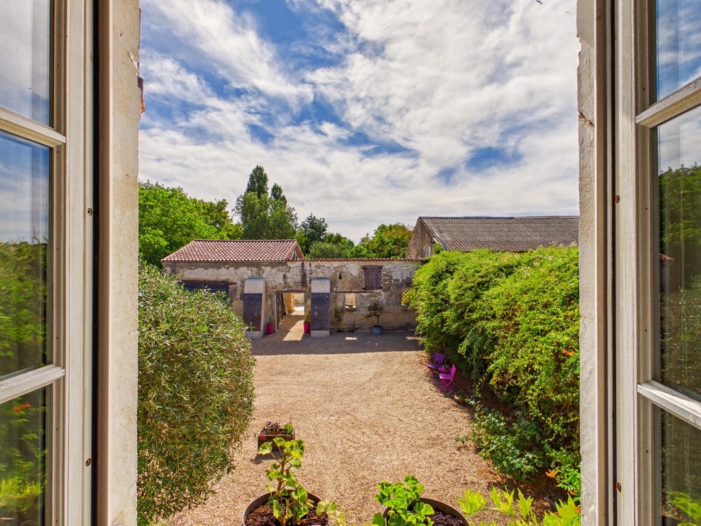 House in Saint-Jean-d'Angely - Image 2