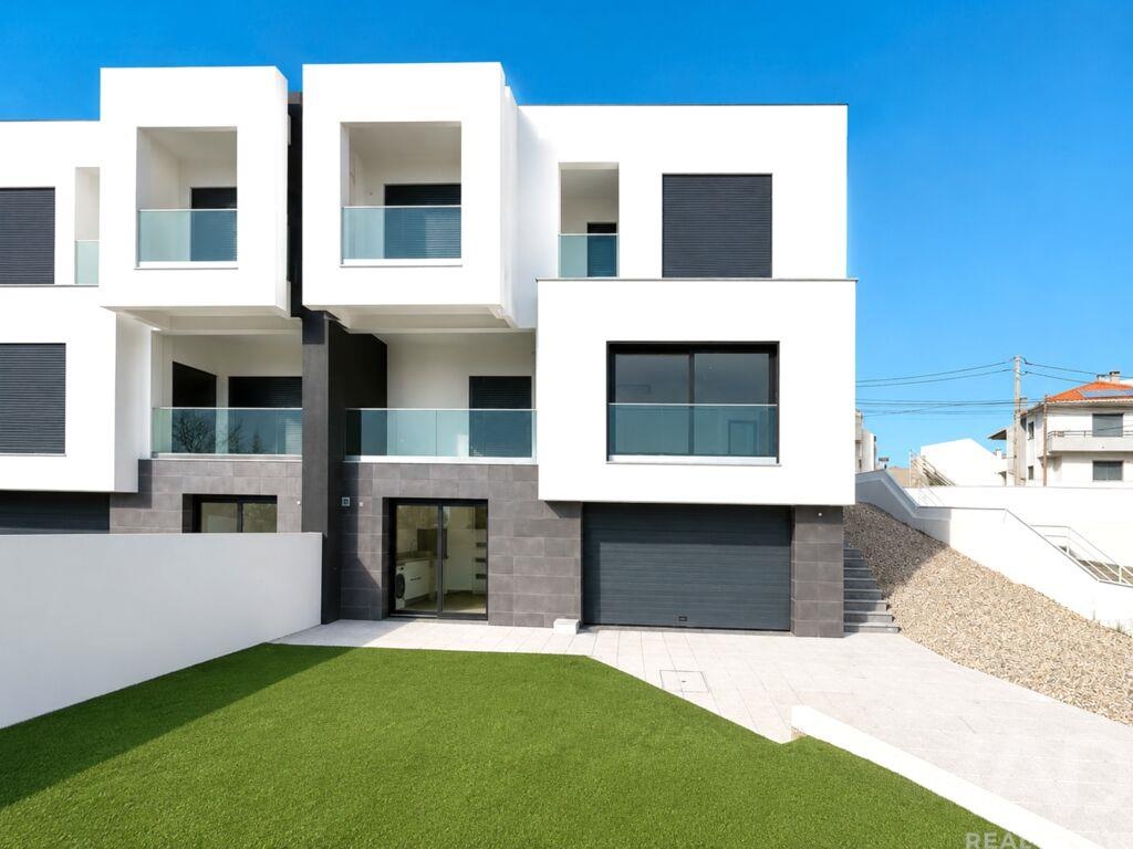 House in Corroios - Image 3
