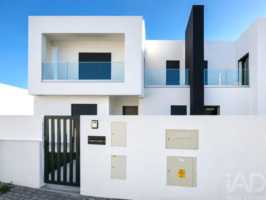 House in Corroios - Image 2