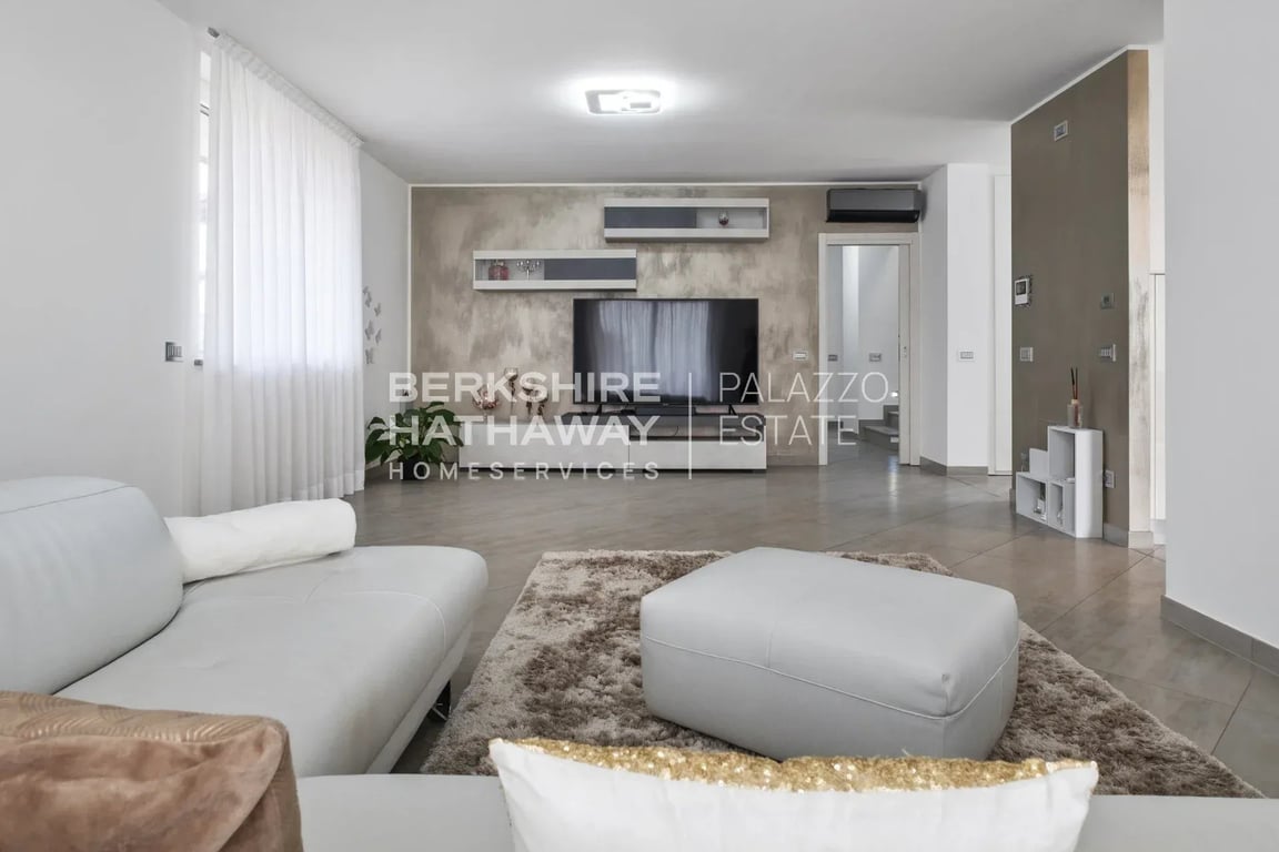 Villa in Pombia - Image 2