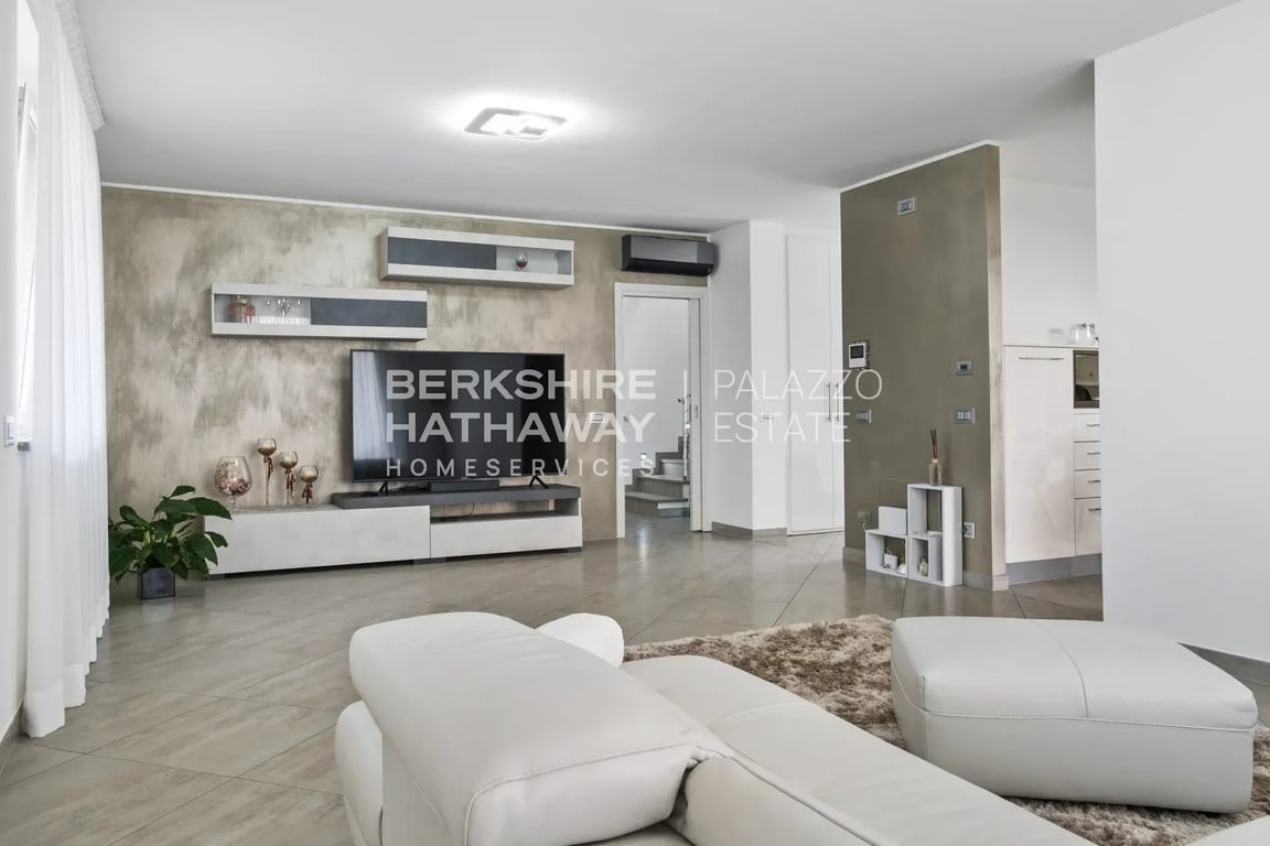 Villa in Pombia - Image 3