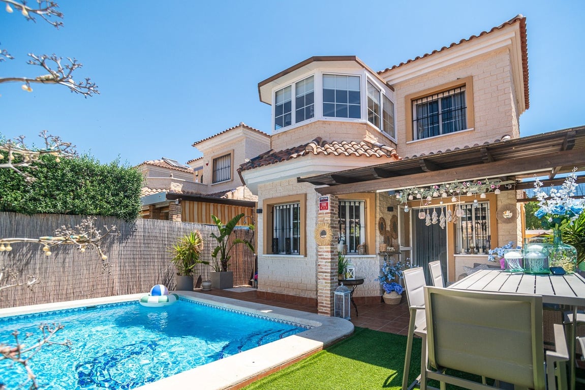 Villa in Urbanizacion El Raso - Image 2