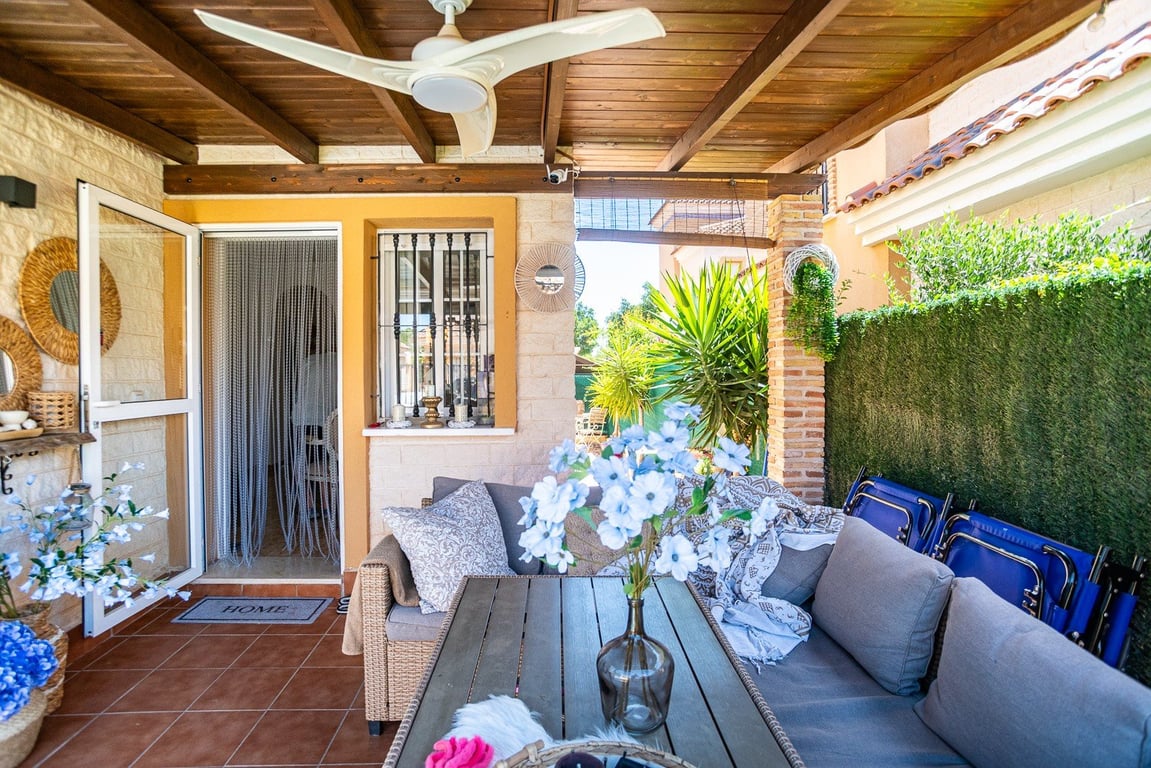 Villa in Urbanizacion El Raso - Image 3