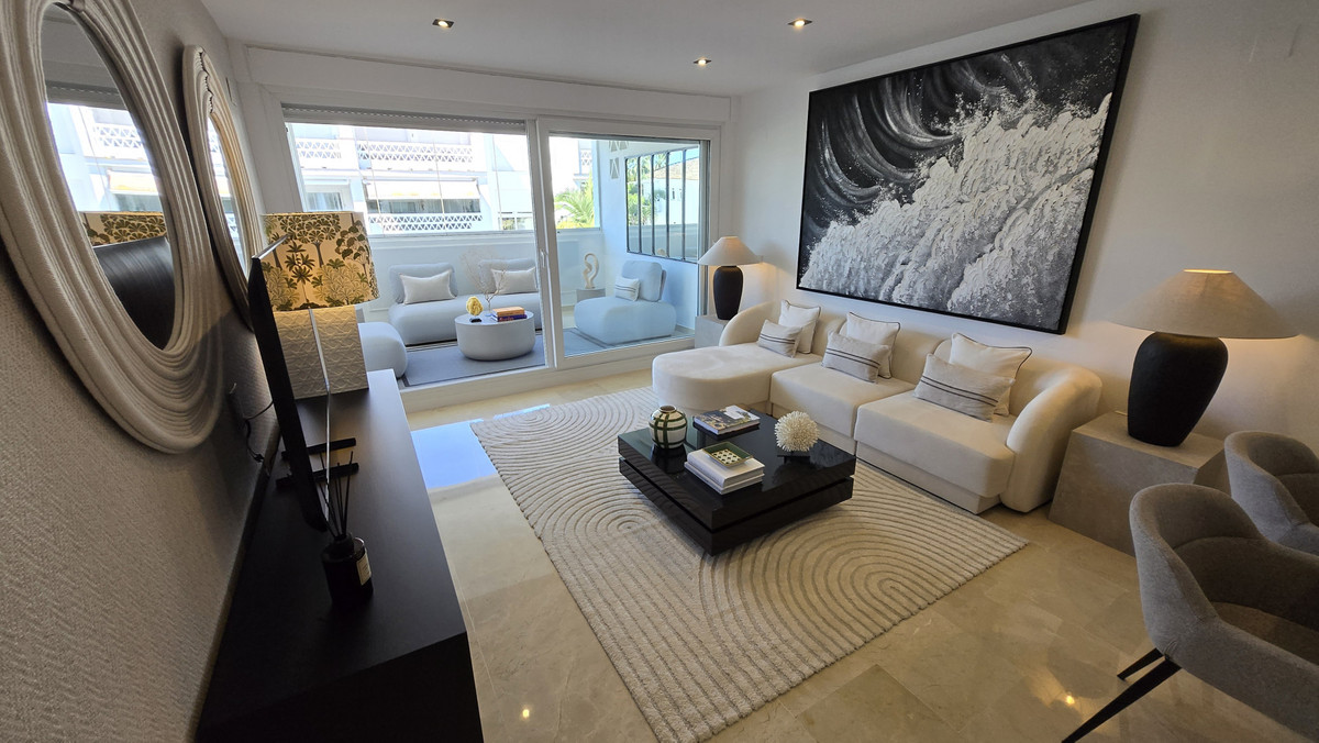 Apartment in Nueva Andalucia - Image 2