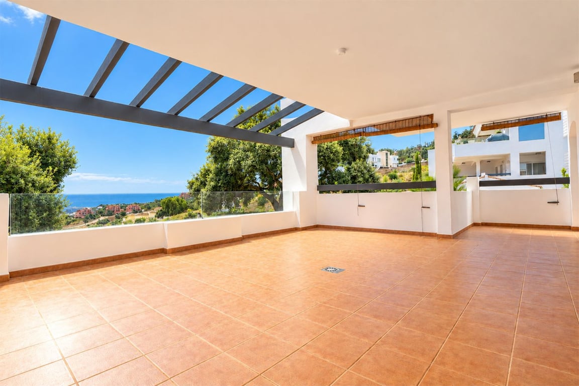Apartment in La Mairena - Image 2
