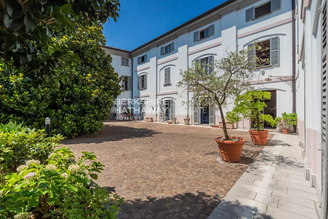 Villa in Erba - Image 2