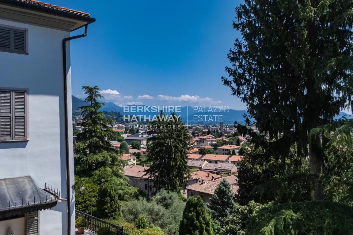 Villa in Erba - Image 3