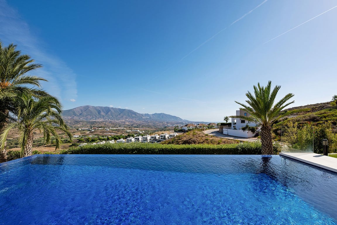 Villa in Mijas Costa - Image 2