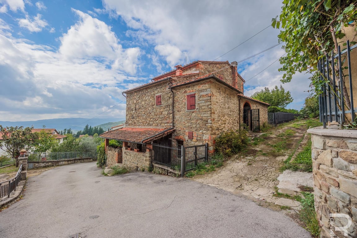 House in Chitignano - Image 2