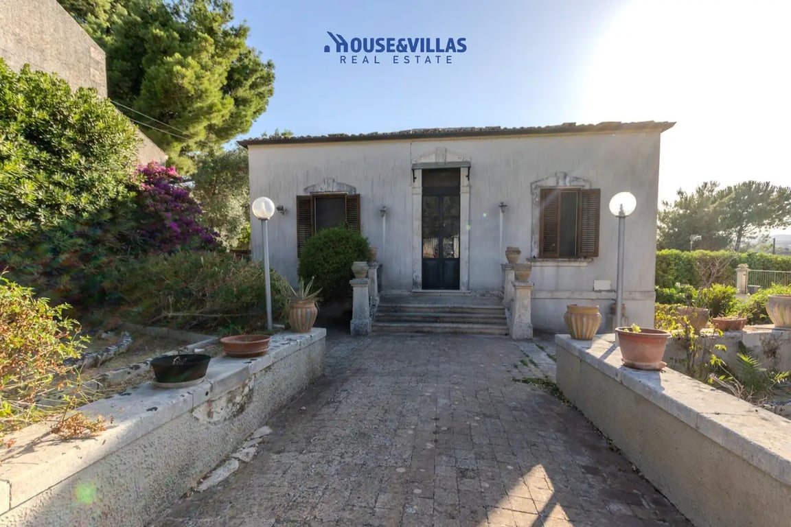 Villa in San Corrado di Fuori - Image 2
