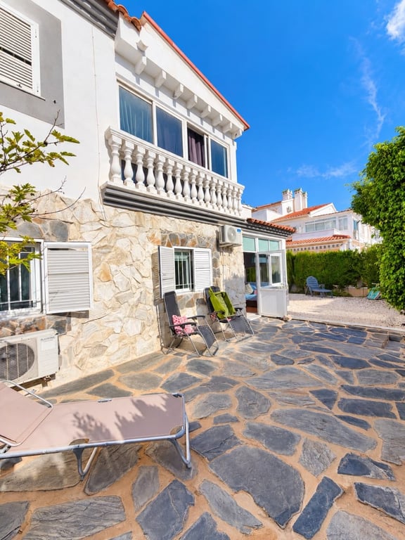 Villa in Playas de Orihuela - Image 3