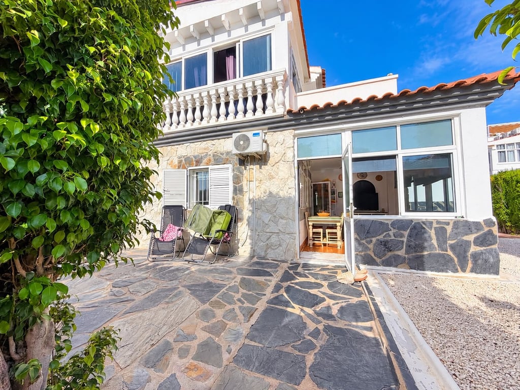 Villa in Playas de Orihuela - Image 2