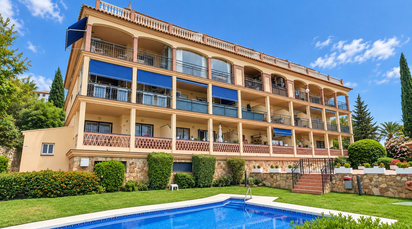 Apartment in Mijas Costa - Image 2