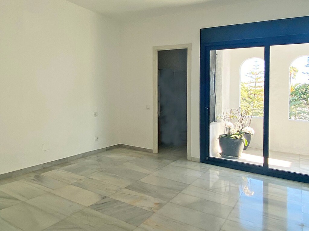 Apartment in Puerto Banus - Image 3