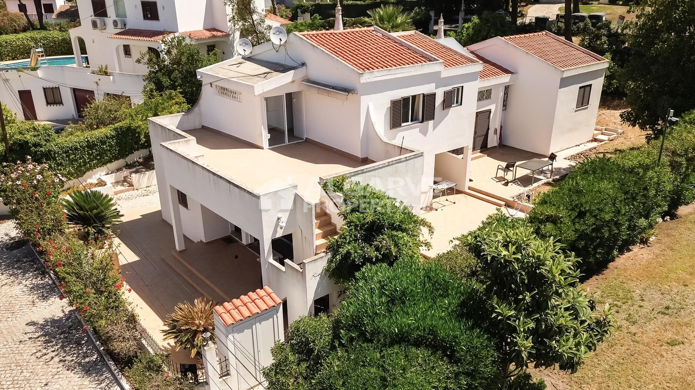Villa in Quarteira - Image 2