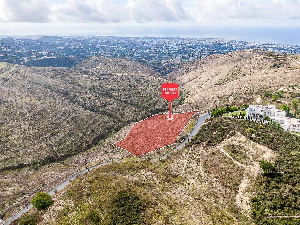 Land in Tsada