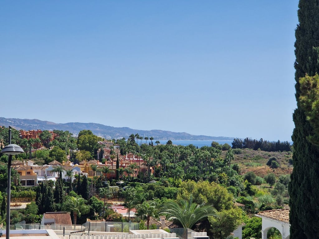 Apartment in Nueva Andalucia - Image 3