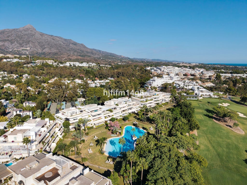 Apartment in Nueva Andalucia - Image 2