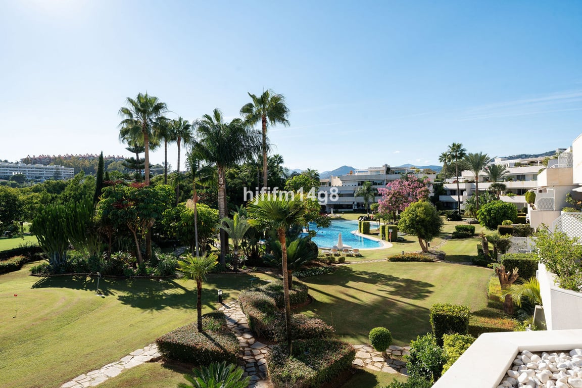 Apartment in Nueva Andalucia - Image 3