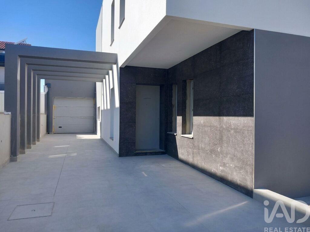 House in Fernao Ferro - Image 2