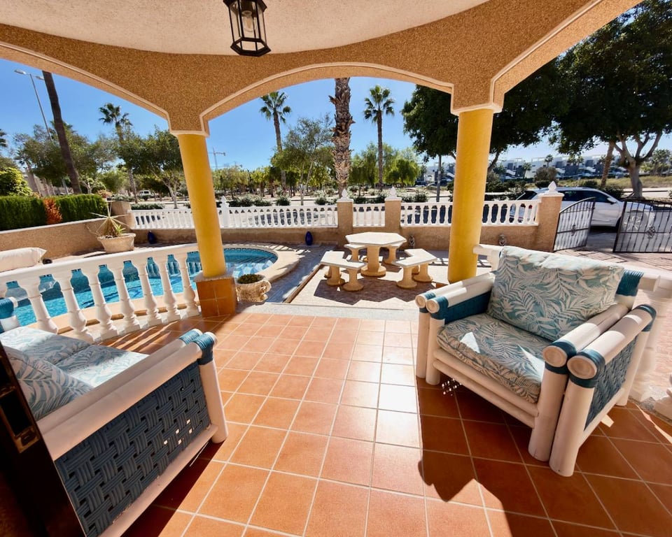 Villa in Urbanizacion El Raso - Image 2