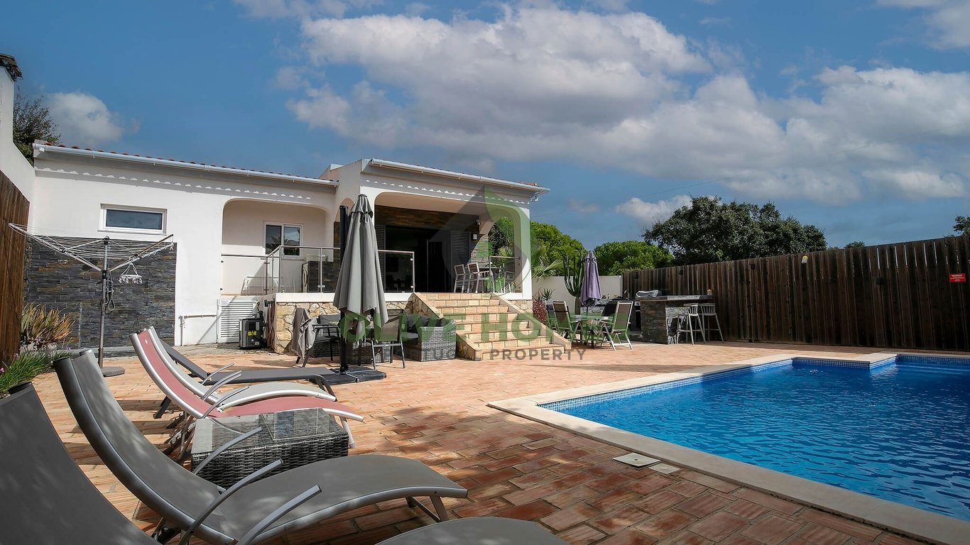 Villa in Almancil