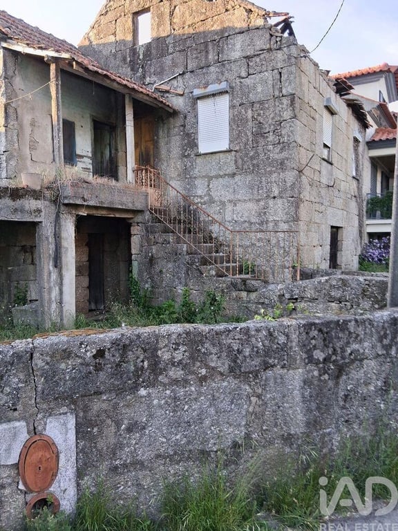 House in Lajeosa do Dao