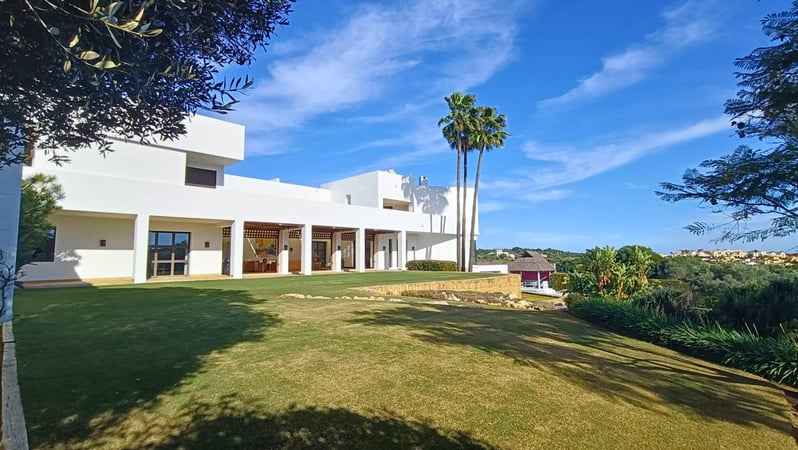 Villa in San Roque - view 1