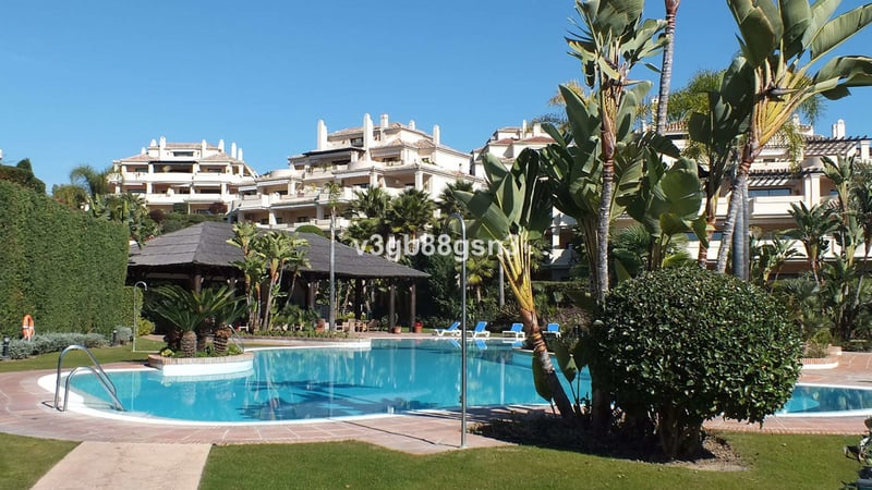 Apartment in Benahavis - view 1