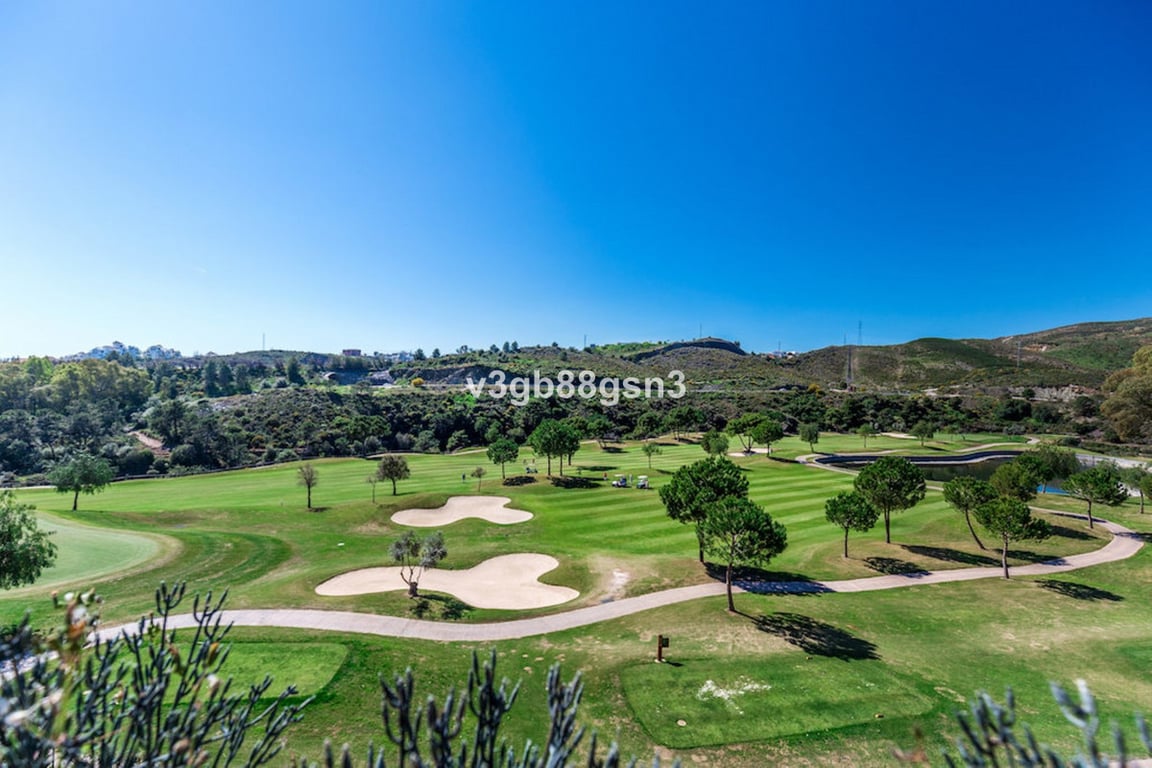 Apartment in Benahavis - Image 2
