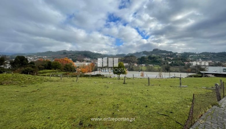 House in Arcos de Valdevez - view 1