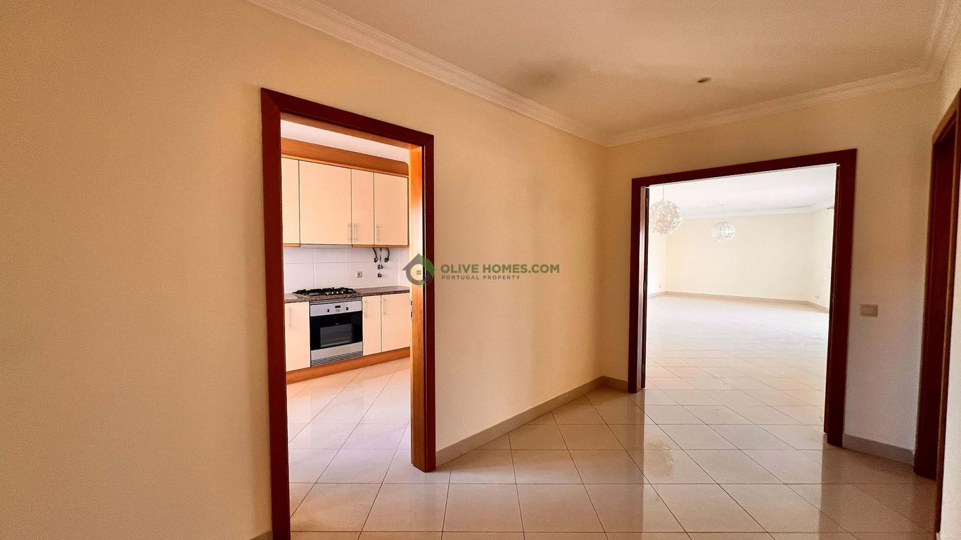 Apartment in Quarteira - Image 2